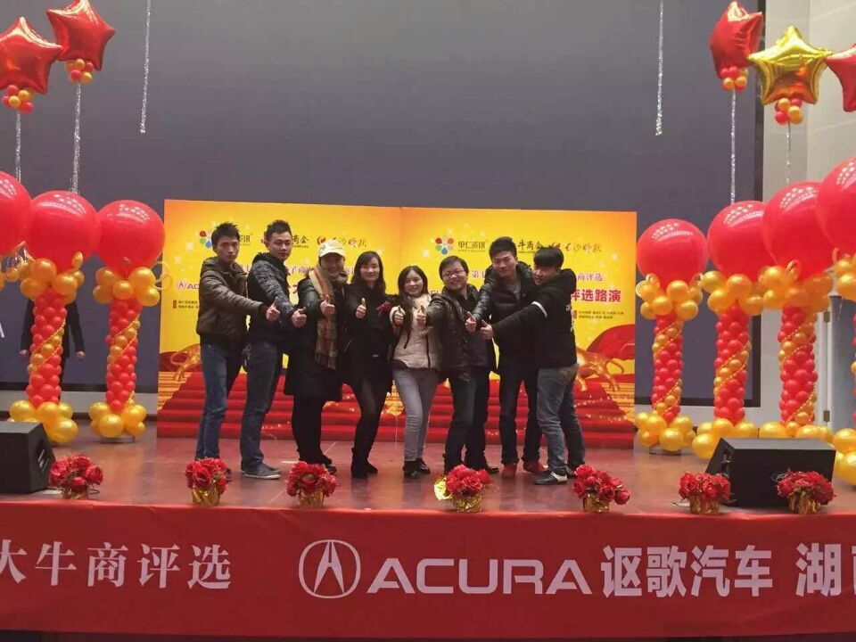 祺祥廣告全體(ti) 成員合影留念